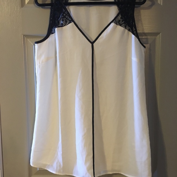 Ladies top. - Picture 1 of 2